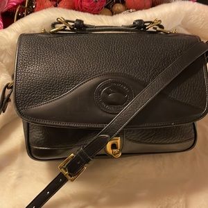 Black Dooney and Bourke Vintage Crossbody/Handbag Carrier Style🌺❤️